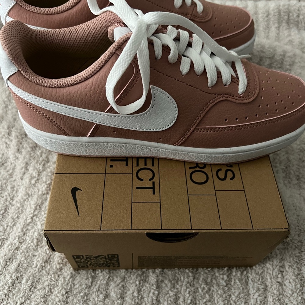 NEW Womens NIKE COURT VISION LO Next Nature
Color Rose Whisper 
7.5 US
NEW w/box
